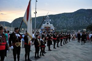 DAN BOKELJSKE MORNARICE (26.06.2016) – Admiral Antun Sbutega vrši smotru Glavnog odreda ispred gl