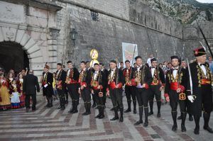 DAN BOKELJSKE MORNARICE (26.06.2016) – Glavni odred postrojen ispred glavnih gradskih vrata