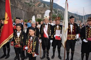 DAN BOKELJSKE MORNARICE (26.06.2018) – Admiral i oficiri sa ključevima grada ispred glavnih grads