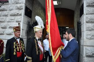 DAN BOKELJSKE MORNARICE (26.06.2019) – Gradonačelnik Vladimir Jokić predaje državnu zastavu admir