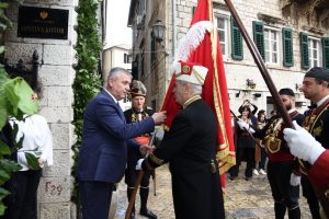 DAN OPŠTINE KOTOR (21.11.2019) – Gradonačelnik Željko Aprcović predaje državnu zastavu admiralu A