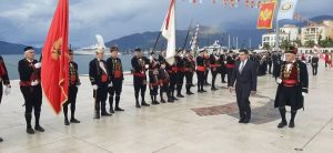 DAN OPŠTINE TIVAT (21.11.2019) – Predsjednik Opštine Siniša Kusovac vrši smotru odreda Podružnic