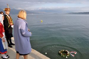 DAN SJEĆANJA NA POBUDNU MORNARA (01.02.2016) – Ambasadorska Poljske Irena Tatardžinska polaže vij