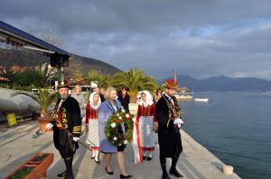 DAN SJEĆANJA NA POBUDNU MORNARA (01.02.2018) – Polaganje vijenaca u more sa obale u Đenovićima