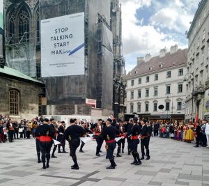 GOSTOVANJE U BEČU (04.10.2019) – Kolo Mornarice na trgu ispšred katedrale Sv. Stefana