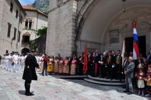 POSJETA PREDSJEDNIKA HRVATSKE (23.06.2020) – Kolovođa Zlatko Mračević moli nadbiskupa Roka Đonleš