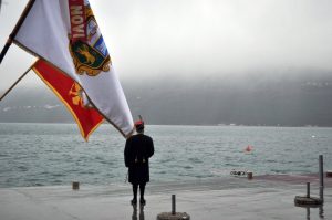 SJEĆANJE NA POBUNU MORNARA (01.02.2016) – Polaganje vijenca u more sa obale u Đenovićima