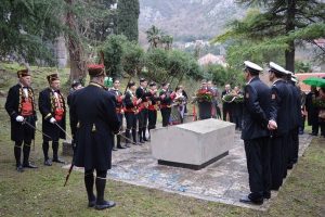 SJEĆANJE NA POBUNU MORNARA (11.02.2018) – Odavanje pošte stijeljanim mornarima pored spomen-obilj