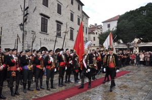 VANJSKA PROSLAVA SV. TRIPUNA (04.02.2018) – Admiral Antun Sbutega u pratnji ađutanta Zdravka Milo