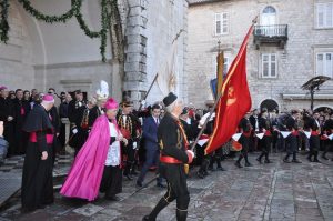 VANJSKA PROSLAVA SV. TRIPUNA (04.02.2018) – Biskup Janjić, gradonačelnik Jokić i oficiri ulaze u