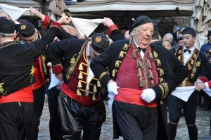 VANJSKA PROSLAVA SV. TRIPUNA (04.02.2018) – Kolovođa Tripo Milošević predvodi kolo na Trgu Sv. Tr