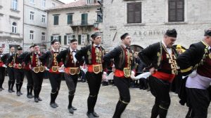 VANJSKA PROSLAVA SV. TRIPUNA (04.02.2018) – Mornari plešu kolo na Trgu Sv. Tripuna