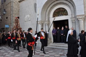 VANJSKA PROSLAVA SV. TRIPUNA (04.02.2018) – Svečana procesija prolazi ispred crkve Sv. Nikole