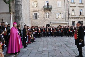 VANJSKA PROSLAVA SV. TRIPUNA (07.02.2016) – Biskup Ilija Janjić daje blagoslov kolovođi Tripu Mil