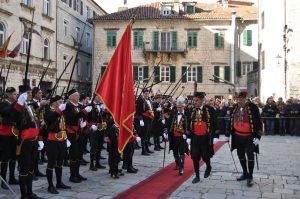 VANJSKA PROSLAVA SV. TRIPUNA (07.02.2016) – Viceadmiral Ilija Radović u pratnji ađutanta Marka Mi