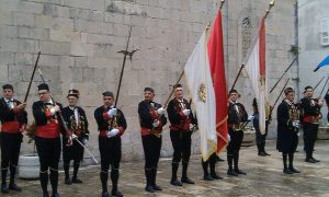 ZAVJETNI DAN U PERASTU (15.05.2015) – Glavni odred postrojen za smotru ispred crkve sv. Nikole