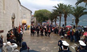 ZAVJETNI DAN U PERASTU (15.05.2015) – Kolo Mornarice na glavnom gradskom trgu