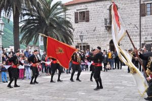 ZAVJETNI DAN U PERASTU (15.05.2016) – Kolo Mornarice na glavnom gradskom trgu