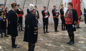 ZAVJETNI DAN U PERASTU (15.05.2016) – Komandir Glavnog odreda Tripo Milošević predaje raport vice